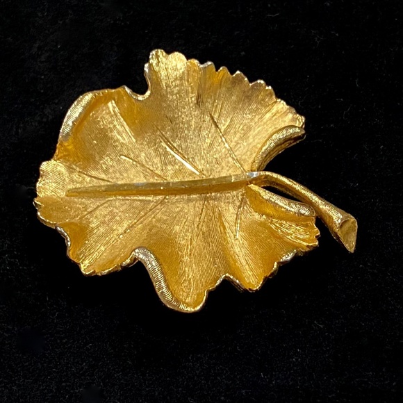 J16-Vintage Classic Gold Plated BSK Leaf Brooch - Picture 7 of 8